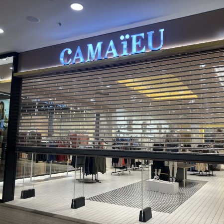 Enseigne Camaïeu avec le rideau baissé