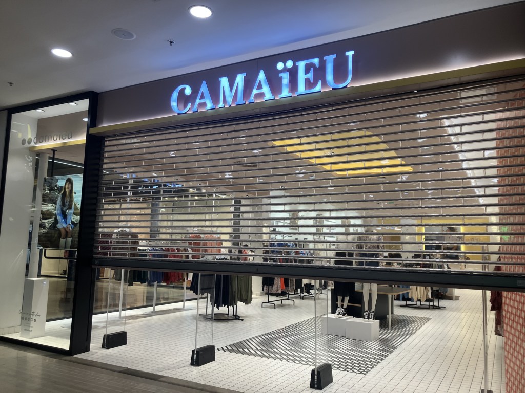 Enseigne Camaïeu avec le rideau baissé