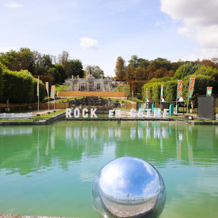 Rock en Seine écrit en lettres capitales au coeur du parc de Saint Cloud,