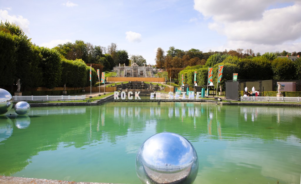 Rock en Seine écrit en lettres capitales au coeur du parc de Saint Cloud,