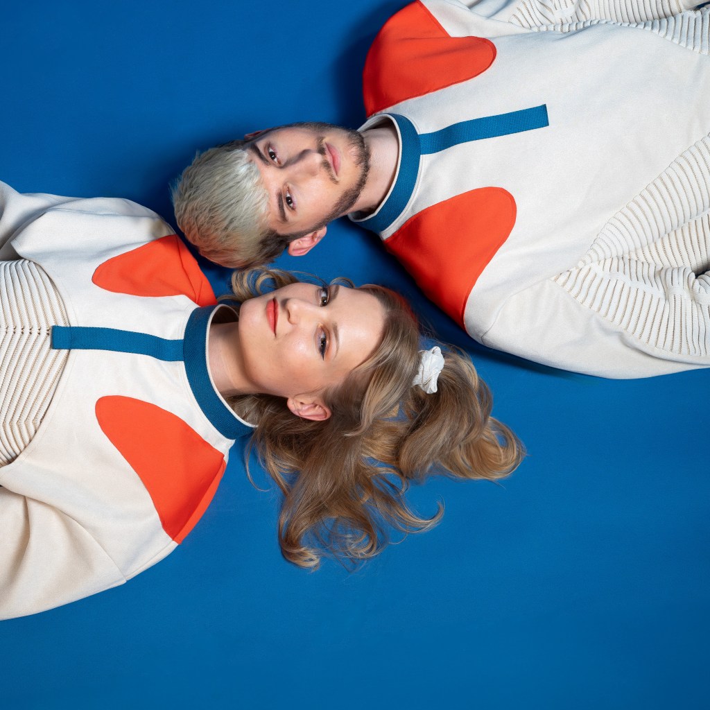 KOSMA : deux frères & soeurs jumeaux, une énergie débordante et une complicité scénique électrisante.