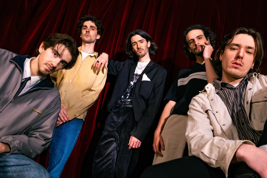 Almost Rose dévoile « Act Normal » avec un premier EP et un court-métrage&nbsp;!